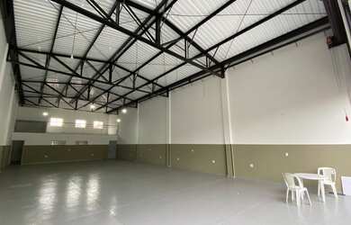 Imagem: O depósito possui 3 Vagas na garagem e 290m² de Área e está