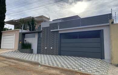 Imagem: A casa e possui 3 Dormitórios, 4 Banheiros, 3 Vagas na garagem