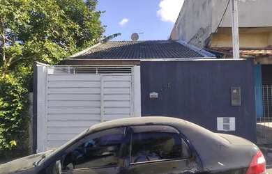 Imagem: A casa possui 3 Dormitórios, 2 Banheiros, 3 Vagas na garagem