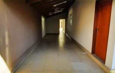 Imagem: A casa possui 3 Dormitórios, 3 Banheiros, 2 Vagas na garagem