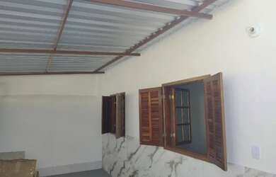 Imagem: A casa possui 3 Dormitórios, 1 Banheiro, 1 Vaga na garagem