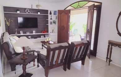 Imagem: A casa possui 3 Dormitórios, 2 Banheiros, 2 Vagas na garagem