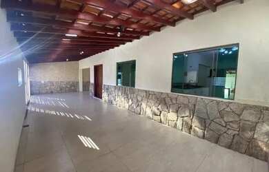 Imagem: A casa possui 3 Dormitórios, 2 Banheiros, 2 Vagas na garagem