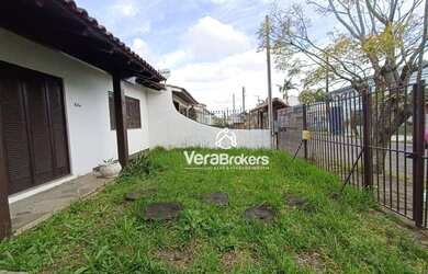 Imagem: A casa possui 2 Dormitórios, 1 Banheiro, 3 Vagas na garagem