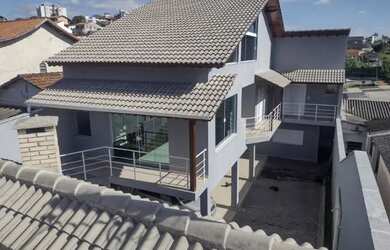 Imagem: A casa possui 4 Dormitórios, 5 Banheiros, 5 Vagas na garagem