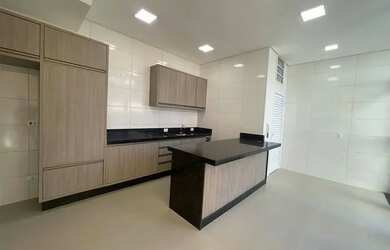 Imagem: A casa possui 3 Dormitórios, 4 Banheiros, 2 Vagas na garagem