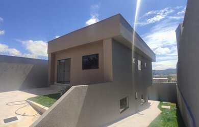 Imagem: A casa possui 4 Dormitórios, 3 Banheiros, 2 Vagas na garagem