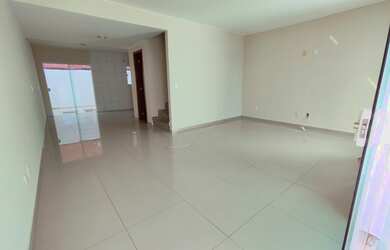 Imagem: A casa possui 3 Dormitórios, 2 Banheiros, 2 Vagas na garagem