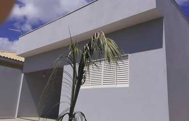 Imagem: A casa possui 2 Dormitórios, 1 Banheiro, 2 Vagas na garagem