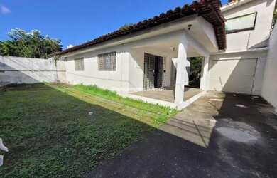 Imagem: A casa possui 3 Dormitórios, 3 Banheiros, 5 Vagas na garagem