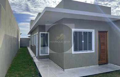 Imagem: A casa possui 3 Dormitórios, 1 Banheiro, 2 Vagas na garagem