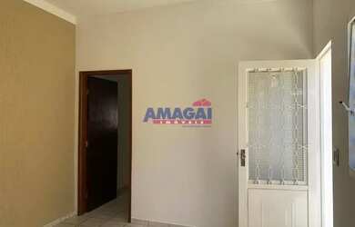 Imagem: A casa possui 3 Dormitórios, 1 Banheiro, 2 Vagas na garagem