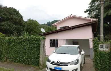 Imagem: A casa possui 3 Dormitórios, 2 Banheiros, 1 Vaga na garagem