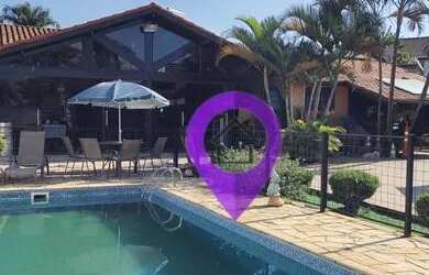 Imagem: A casa possui 3 Dormitórios, 4 Banheiros, 5 Vagas na garagem