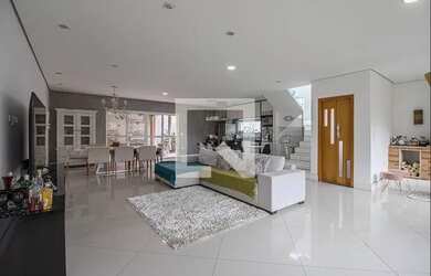 Imagem: A casa possui 4 Dormitórios, 5 Banheiros, 5 Vagas na garagem