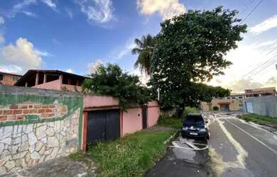 Imagem: A casa possui 3 Dormitórios, 2 Banheiros, 2 Vagas na garagem