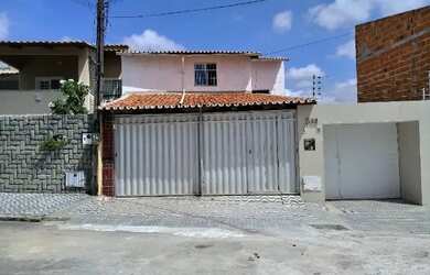 Imagem: A casa possui 3 Dormitórios, 2 Banheiros, 2 Vagas na garagem