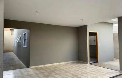 Imagem: A casa possui 3 Dormitórios, 1 Banheiro, 2 Vagas na garagem