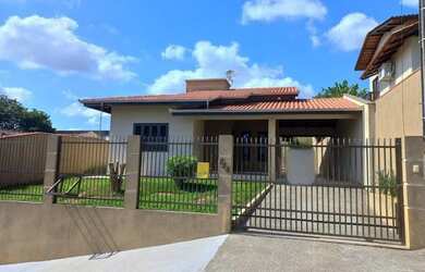 Imagem: A casa possui 3 Dormitórios, 3 Banheiros, 135m² de Área e