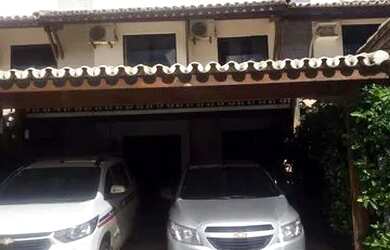 Imagem: A casa possui 3 Dormitórios, 2 Banheiros, 2 Vagas na garagem