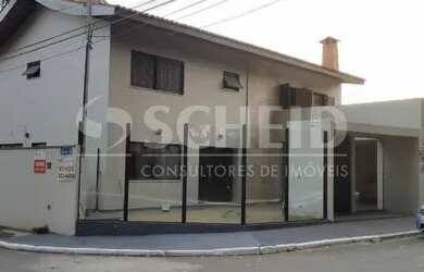 Imagem: A casa possui 4 Dormitórios, 5 Banheiros, 4 Vagas na garagem