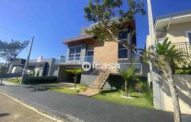 Imagem: A casa possui 3 Dormitórios, 3 Banheiros, 4 Vagas na garagem