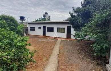 Imagem: A casa possui 1 Dormitório, 1 Banheiro, 1 Vaga na garagem