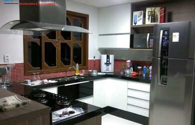 Imagem: A casa possui 3 Dormitórios, 4 Banheiros, 3 Vagas na garagem