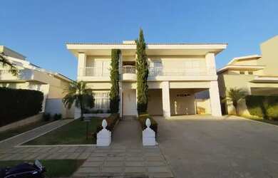 Imagem: A casa em condomínio possui 4 Dormitórios, 5 Banheiros, 340m²