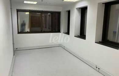 Imagem: O depósito para alugar possui 2 Vagas na garagem e 108m² de