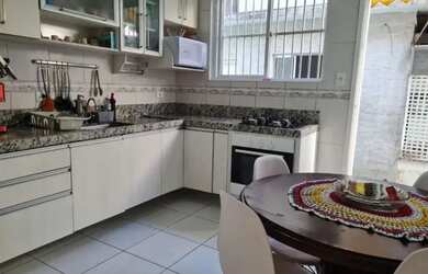 Imagem: A casa possui 3 Dormitórios, 2 Banheiros, 3 Vagas na garagem