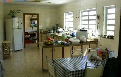 Imagem: A casa possui 4 Dormitórios, 2 Banheiros, 4 Vagas na garagem