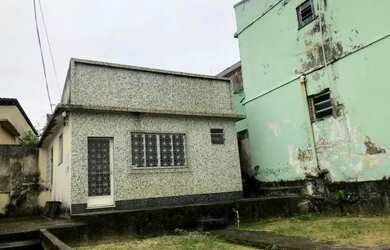 Imagem: A casa possui 2 Dormitórios, 1 Banheiro e 5 Vagas na garagem