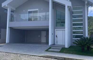 Imagem: A casa em condomínio possui 5 Dormitórios, 5 Banheiros, 3