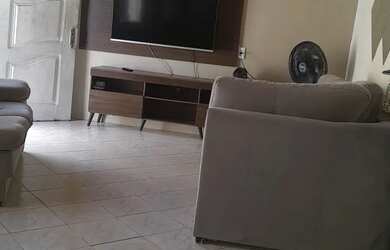 Imagem: A casa possui 4 Dormitórios, 2 Banheiros, 1 Vaga na garagem