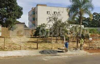 Imagem: O terreno possui 720m² de Área e está localizado em Segismundo