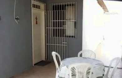 Imagem: A casa possui 3 Dormitórios, 2 Banheiros, 1 Vaga na garagem