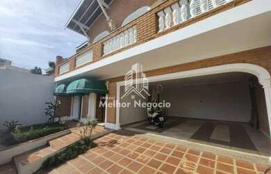 Imagem: A casa possui 3 Dormitórios, 3 Banheiros, 4 Vagas na garagem