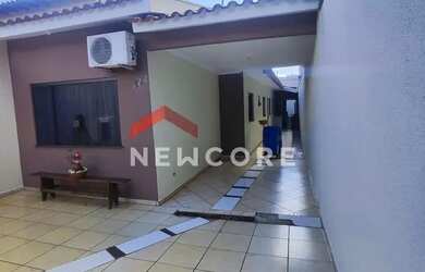 Imagem: A casa possui 3 Dormitórios, 1 Banheiro, 2 Vagas na garagem