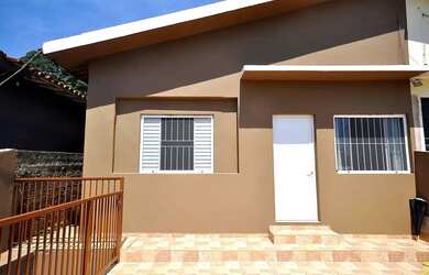 Imagem: A casa possui 3 Dormitórios, 2 Banheiros, 2 Vagas na garagem