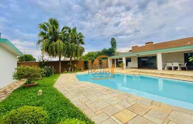 Imagem: A casa possui 3 Dormitórios, 5 Banheiros, 4 Vagas na garagem