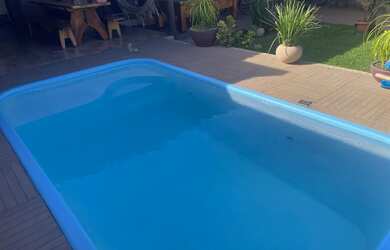 Imagem: A casa possui 3 Dormitórios, Acomodam 10 pessoas, 3 Vagas na