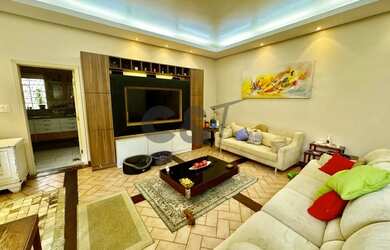 Imagem: A casa possui 3 Dormitórios, 4 Banheiros, 5 Vagas na garagem