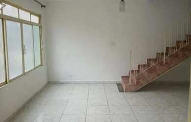 Imagem: A casa possui 4 Dormitórios, 2 Banheiros, 3 Vagas na garagem