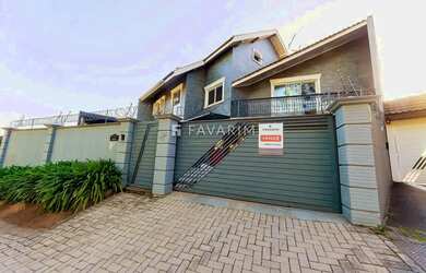 Imagem: A casa possui 3 Dormitórios, 4 Banheiros, 4 Vagas na garagem