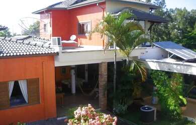 Imagem: A casa em condomínio possui 5 Dormitórios, 5 Banheiros, 900m²