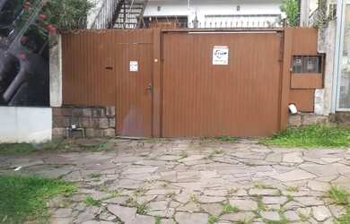 Imagem: A casa possui 3 Dormitórios, 3 Banheiros, 2 Vagas na garagem