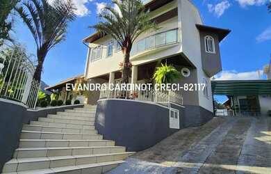 Imagem: A casa possui 5 Dormitórios, 5 Banheiros, 3 Vagas na garagem