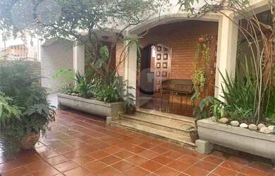 Imagem: A casa possui 5 Dormitórios, 2 Banheiros, 5 Vagas na garagem