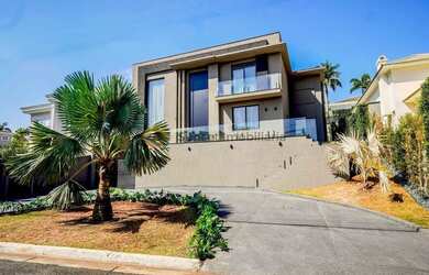 Imagem: A casa em condomínio possui 4 Dormitórios, 5 Banheiros, 5